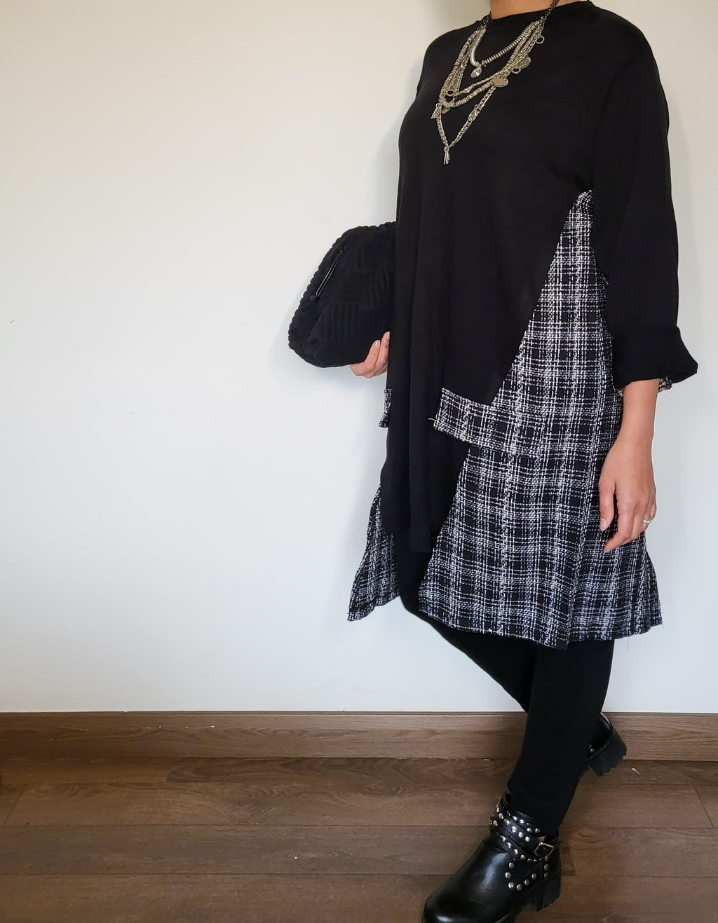 Round neck tweed pullover in black