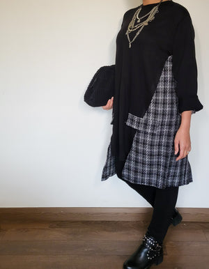 Round neck tweed pullover in black