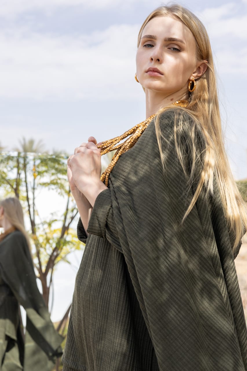 The sided cape flowy grooved set