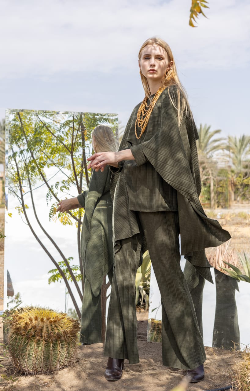 The sided cape flowy grooved set